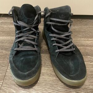 ADIDAS TUBULAR INVADER 2.0 MENS BLACK SUEDE BASKETBALL SHOES - SIZE 10